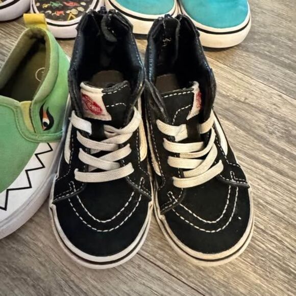 6 pairs of toddler shoes- sizes range from 6-8 - Picture 5 of 8